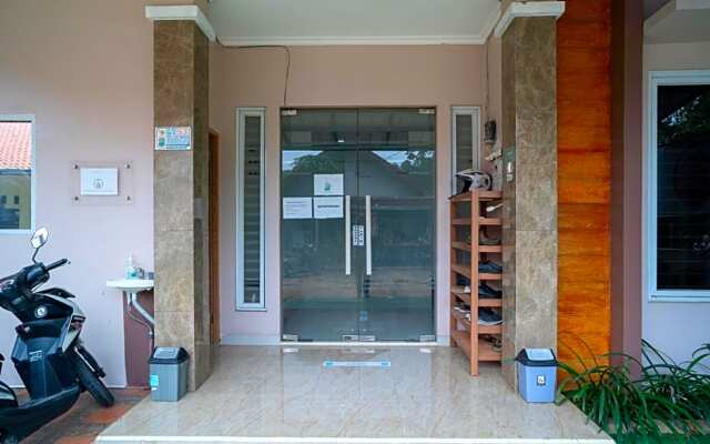 RedDoorz Syariah near Kota Cinema Mall Jatiasih