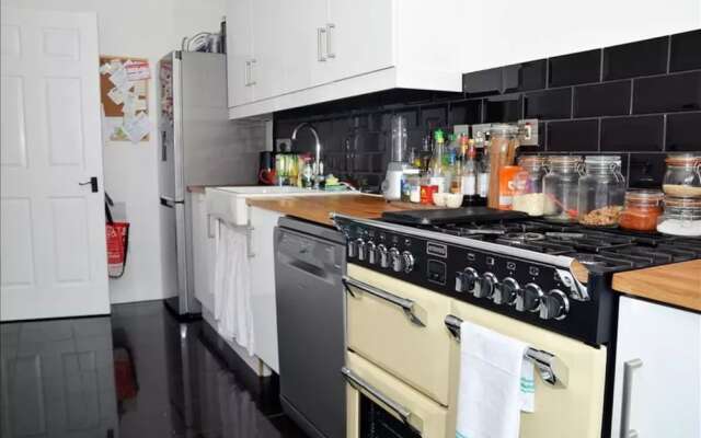 2 Bedroom East London Flat With Garden