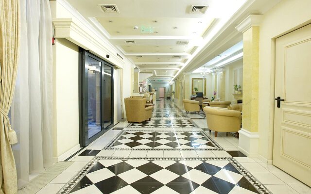 Queen's Court Hotel & Residence