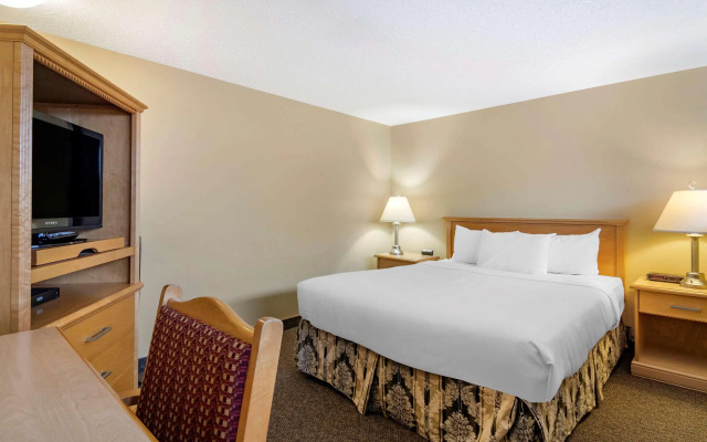 Econo Lodge Inn & Suites