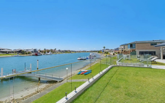 Floating On The Canals - 80 Commodore Cres