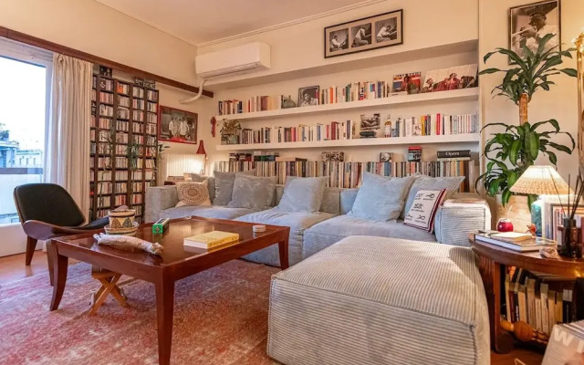 Chic 2BR Bright Penthouse With Open Wood Staircase