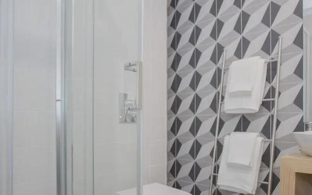 Liiiving - Charming Downtown Delight II