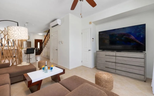 Upscale Gated Community Oasis Close to the Beach