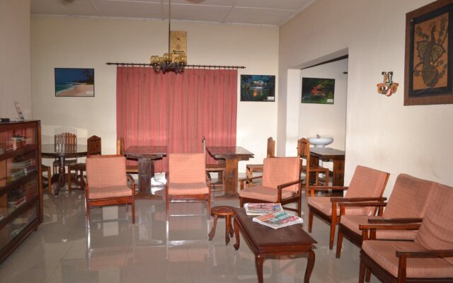 Ivy Banks Lake Round Hotel