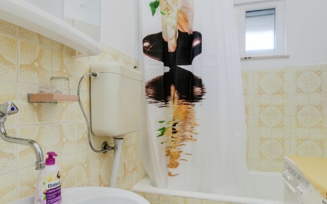 Spacious Holiday Home in Podstrana near Sea