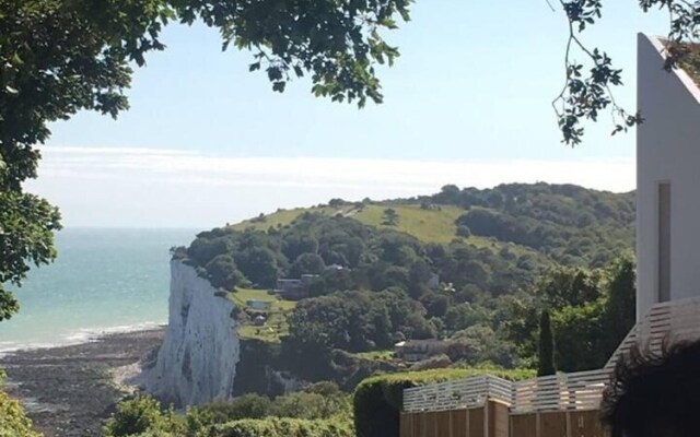 Lovely 5 Person Chalet in St Margaret's at Cliffe