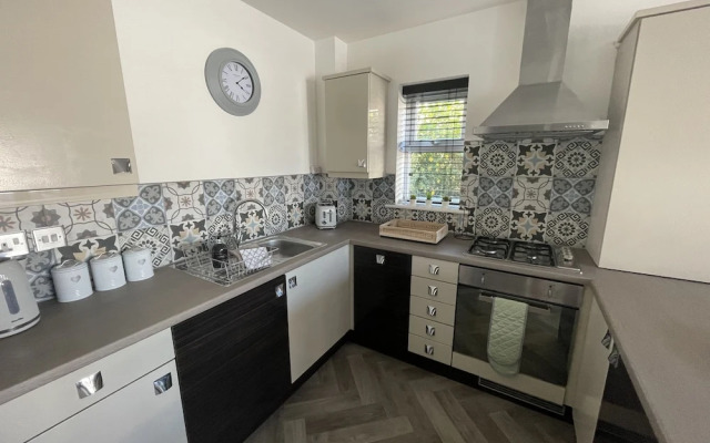 Beautiful 2 Bedroom House, Seasisde Location