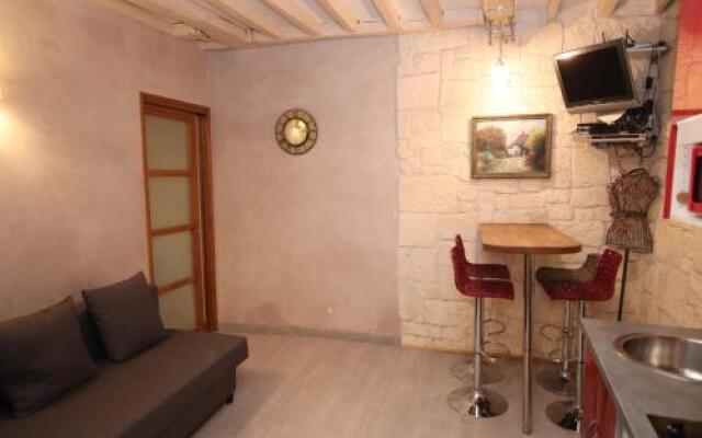 Victoires Near Louvre Apartment