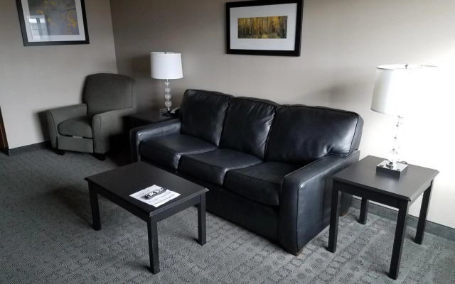 Okoboji Inn & Suites