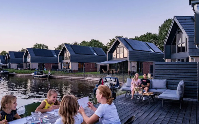 Luxurious Detached Water Villa With Jetty