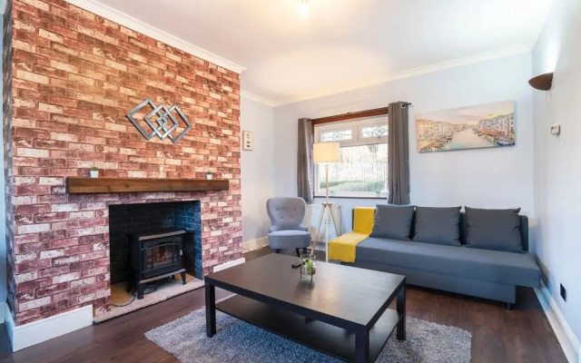 Stylish 3 Bed House-free Parking
