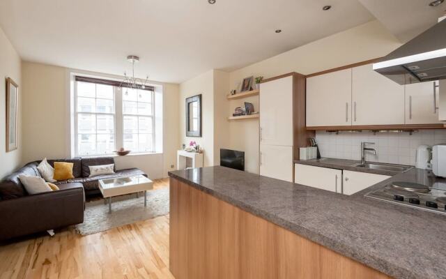 Cute 2 Bedroom Apt With View Of The Castle