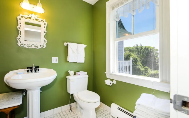 Payne's Harbor View Inn