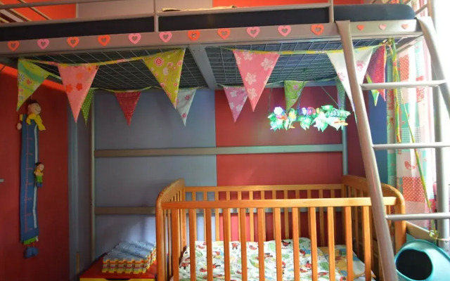 Lively Holiday Home With Garden, Barbecue, Garden Furniture