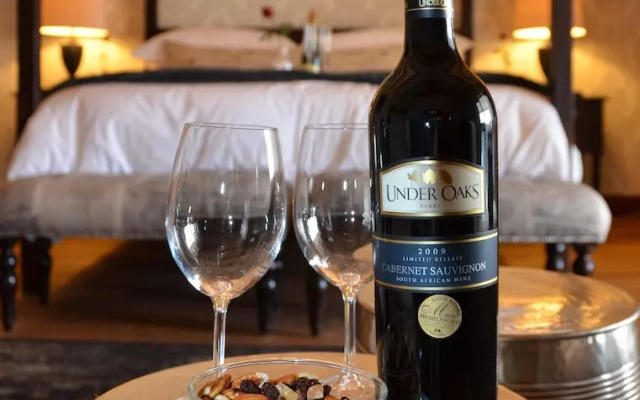 Under Oaks Guest House