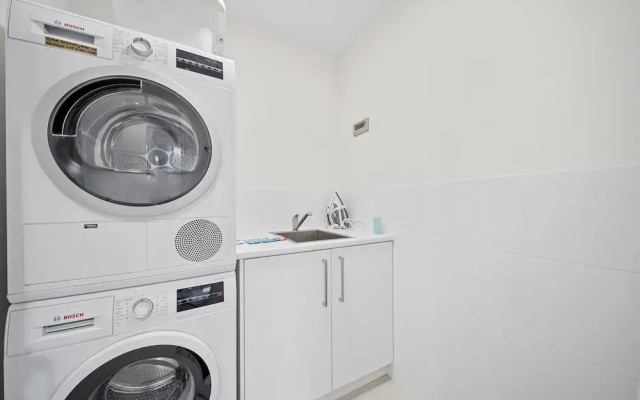 Inner-city 2-bed With Large Balcony, Garden & Gym