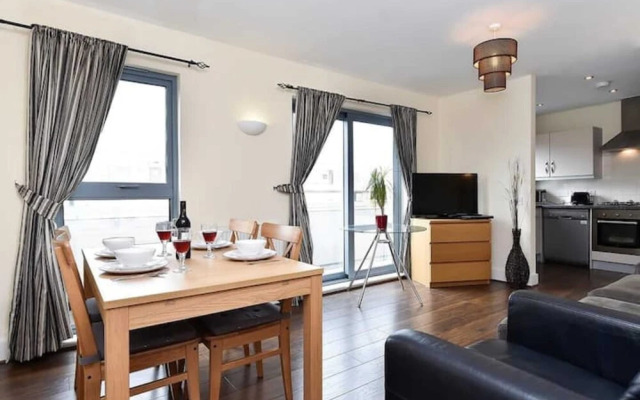 Bright 2 Bedroom Flat in Lambeth With Balcony