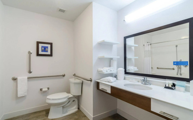 Flag Point Inn & Suites Pratt by FairBridge
