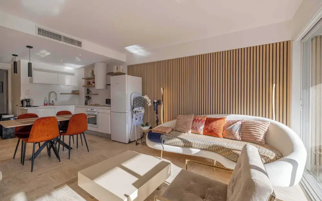 Charming Apartment on Boulevard Alexandre III