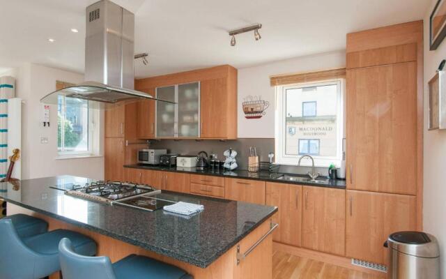 379 Luxury 3 Bedroom City Centre Apartment With Private Parking and Lovely Views Over Arthur s Seat