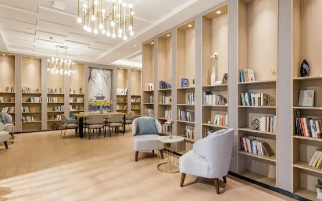 Atour Hotel Zhenjiang Xijindu Jinshan Temple