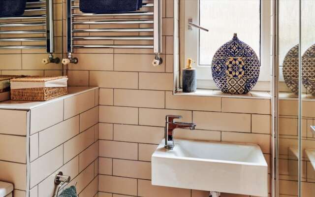 Stylish Portobello Road 2 Bedroom Easy Access