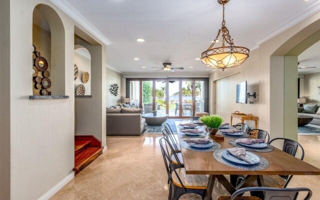 Exquisitely Adorned Luxury Unit Right on Flamingo Beach Sleeps 6