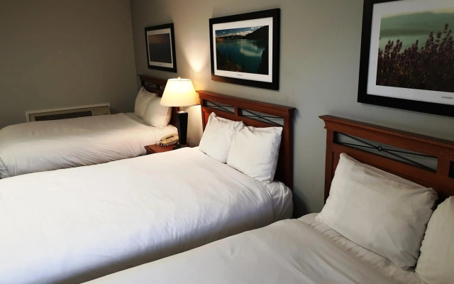 Riverland Inn & Suites