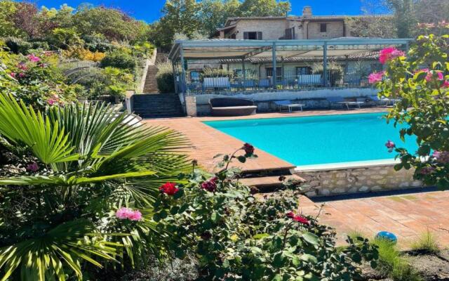 Very Pretty Spoleto Poolside, Jacuzzi, Gardens No01
