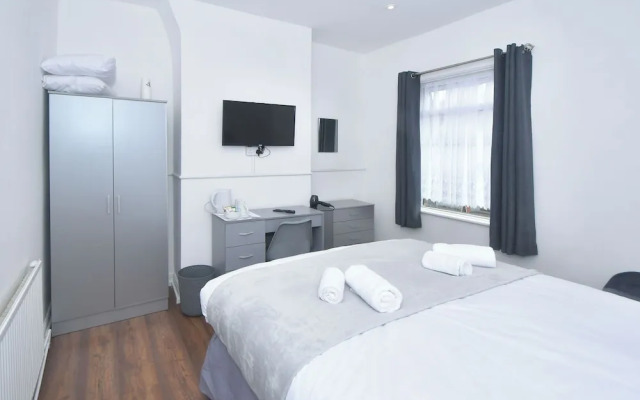 Impeccable 3-bed House in Stoke-on-trent