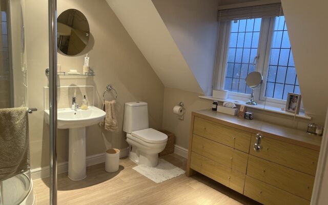 Remarkable 3-bed House in Netley Abbey Southampton