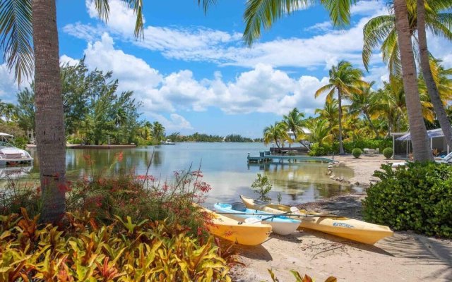 Deja Blu IH #4 by Grand Cayman Villas & Condos