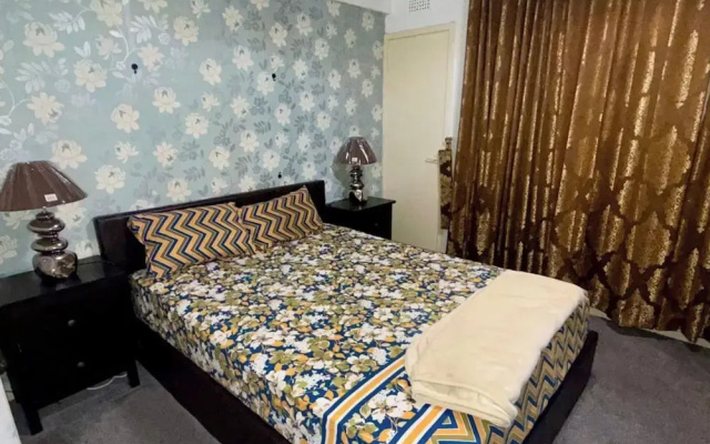 2 Bedroom Apartment - Sleeps 4, Free Parking, Wifi