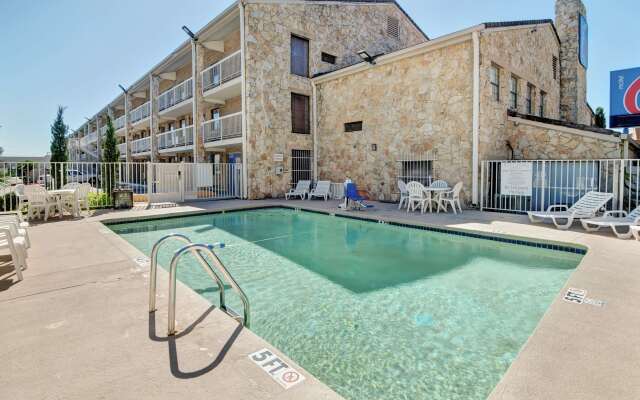 Motel 6 Dallas, TX - Forest Lane