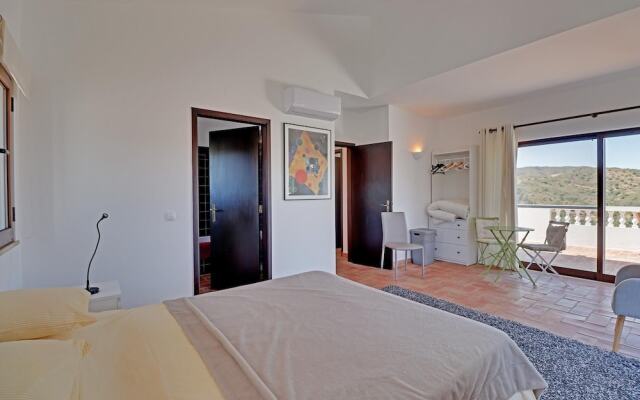 Villa Eiras Altas Grande by Portucasa