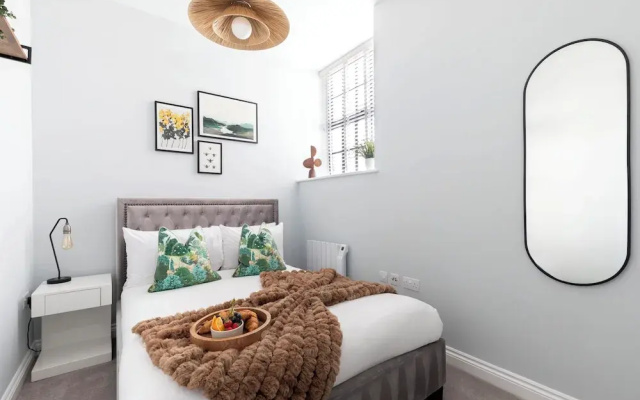 Elliot Oliver - Stylish 2 Bedroom Town Centre Apartment