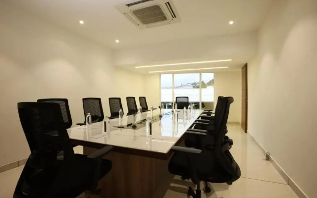 Royal Plaza Suites by RAK Rooms