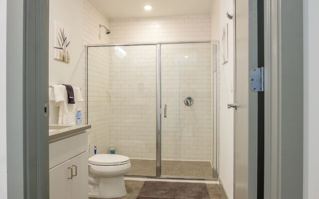 Modern Downtown Apartments by Frontdesk