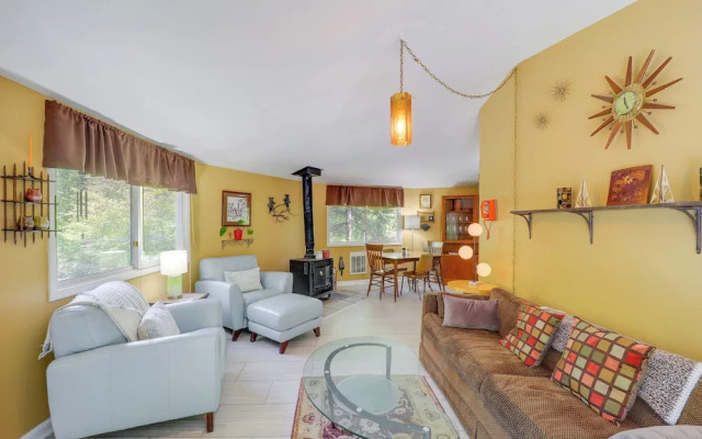 Quaint Vacation Rental w/ Porch in Banner Elk!