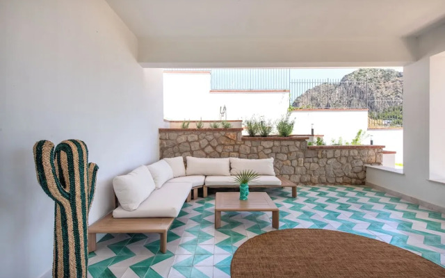 Sea Frame Design Apartments with Pool by Wonderful Italy