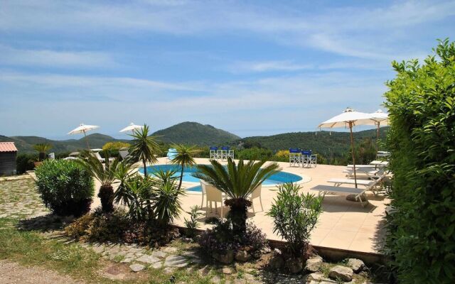 Red Roses Flat in a Semi-detached Villa