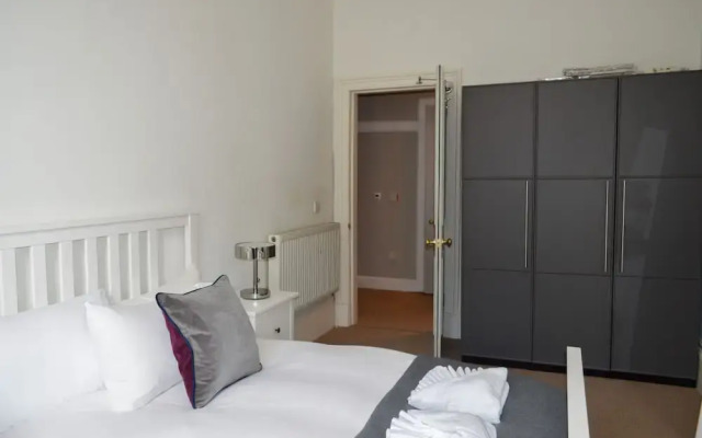 Spacious 3 Bedroom Flat in Marchmont