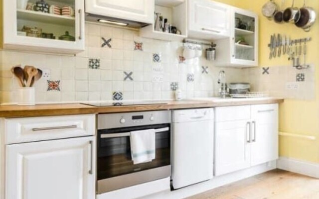 Spacious, Charming 3bd W/Balcony in Kennington