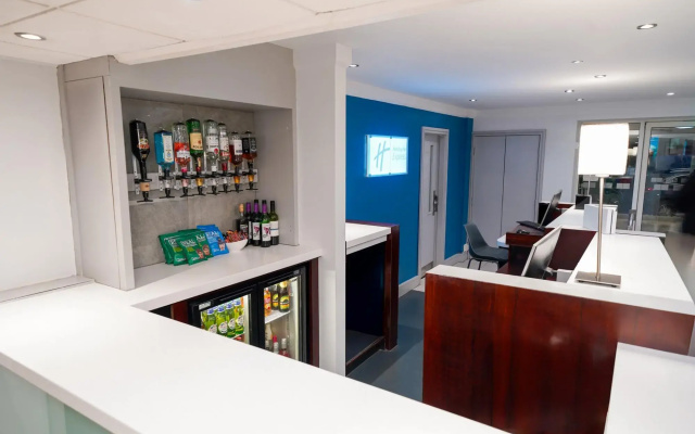 Hol Inn Express East