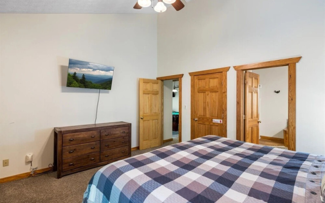 Whitetail Cabin 2 Bedroom Cabin by RedAwning