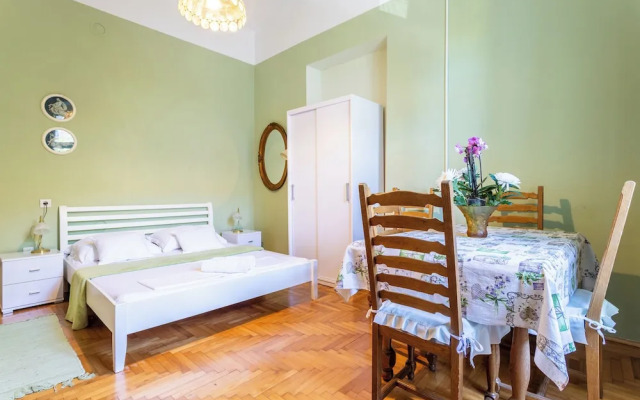 Traditional apartment Bacvice, 3 min walk to the beach