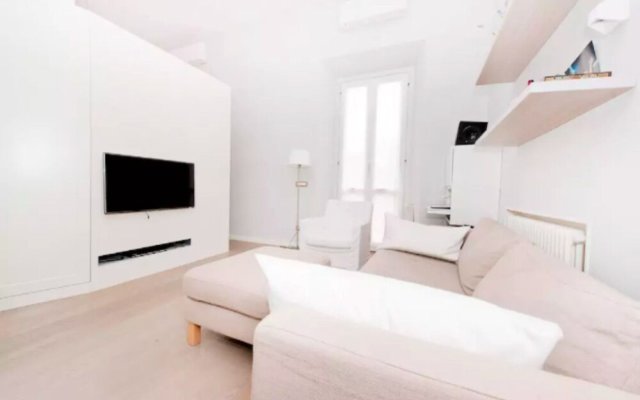 Modern and Beautiful 2 bed Flat Near the Colosseum