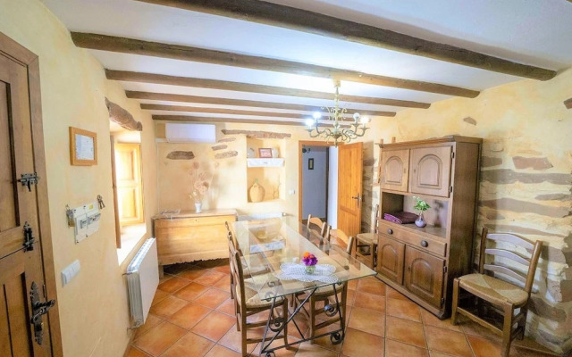 Rustic Mountain Stay, Laroya