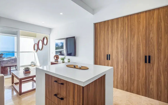 Oceanfront 1BR with Balcony & Pool